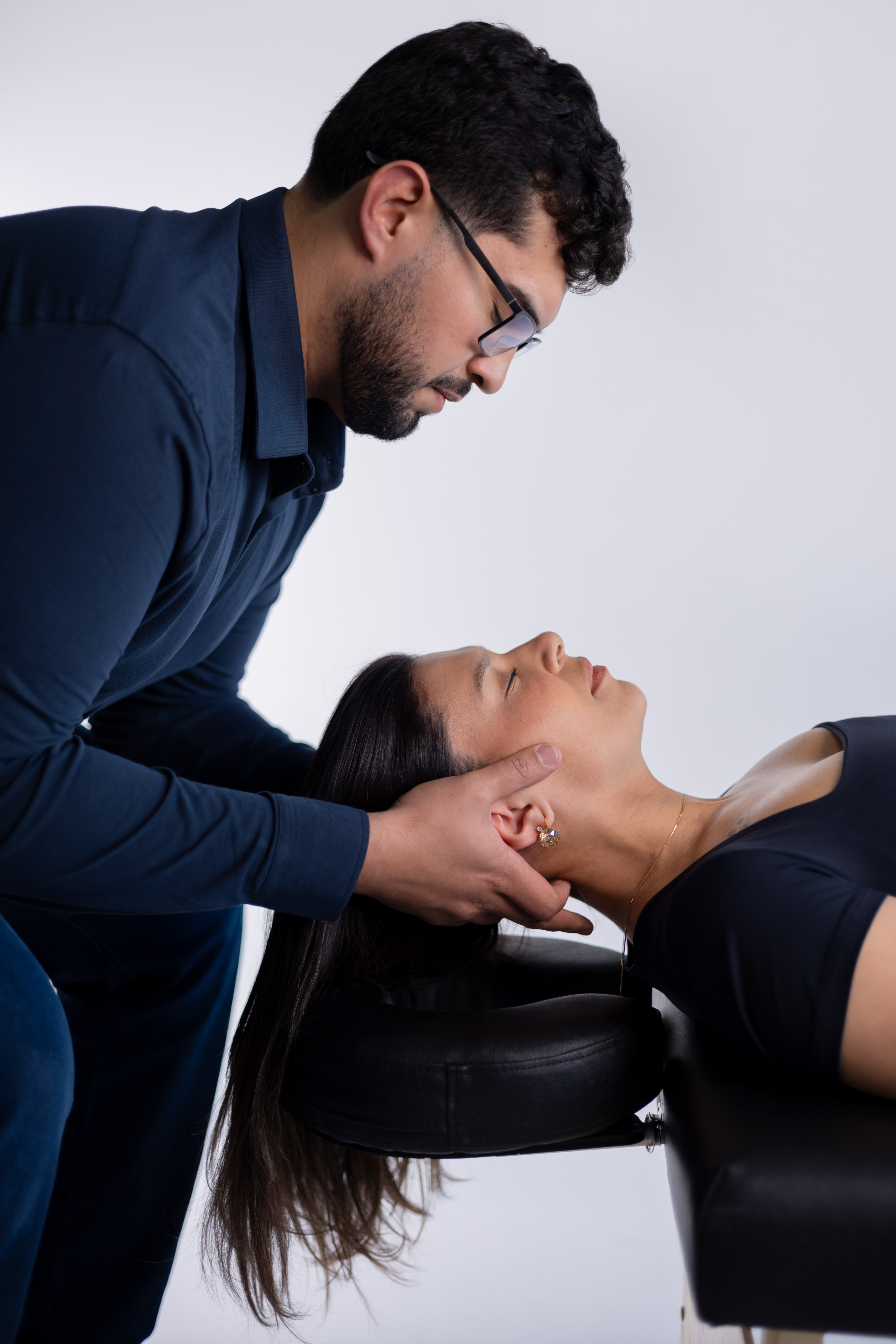 Pessoa recebendo ajuste de quiropraxia